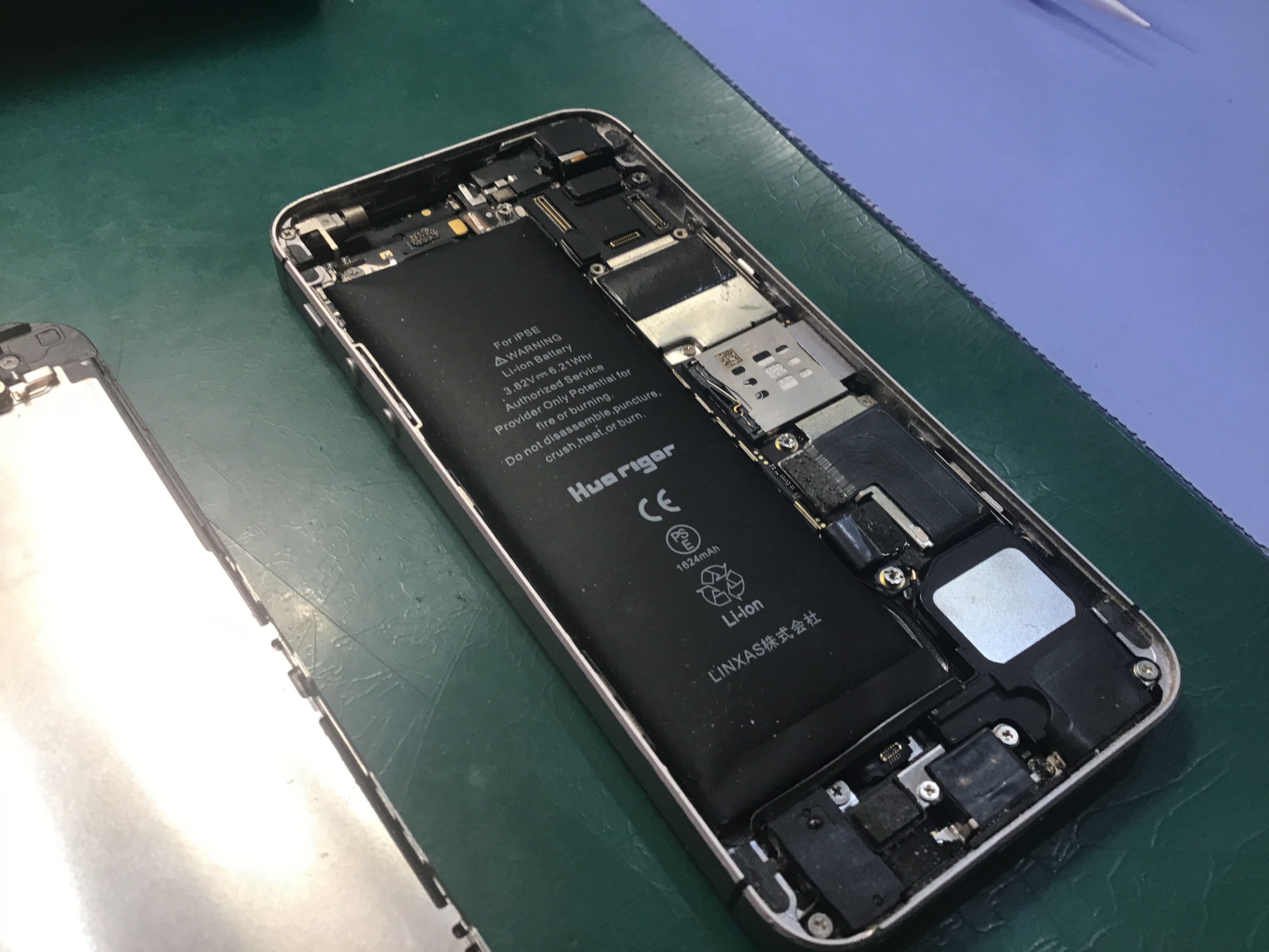 iphoneSEのバッテリー交換ならデータそのまま修理可能なスマホ修理工房セレオ甲府店へ！